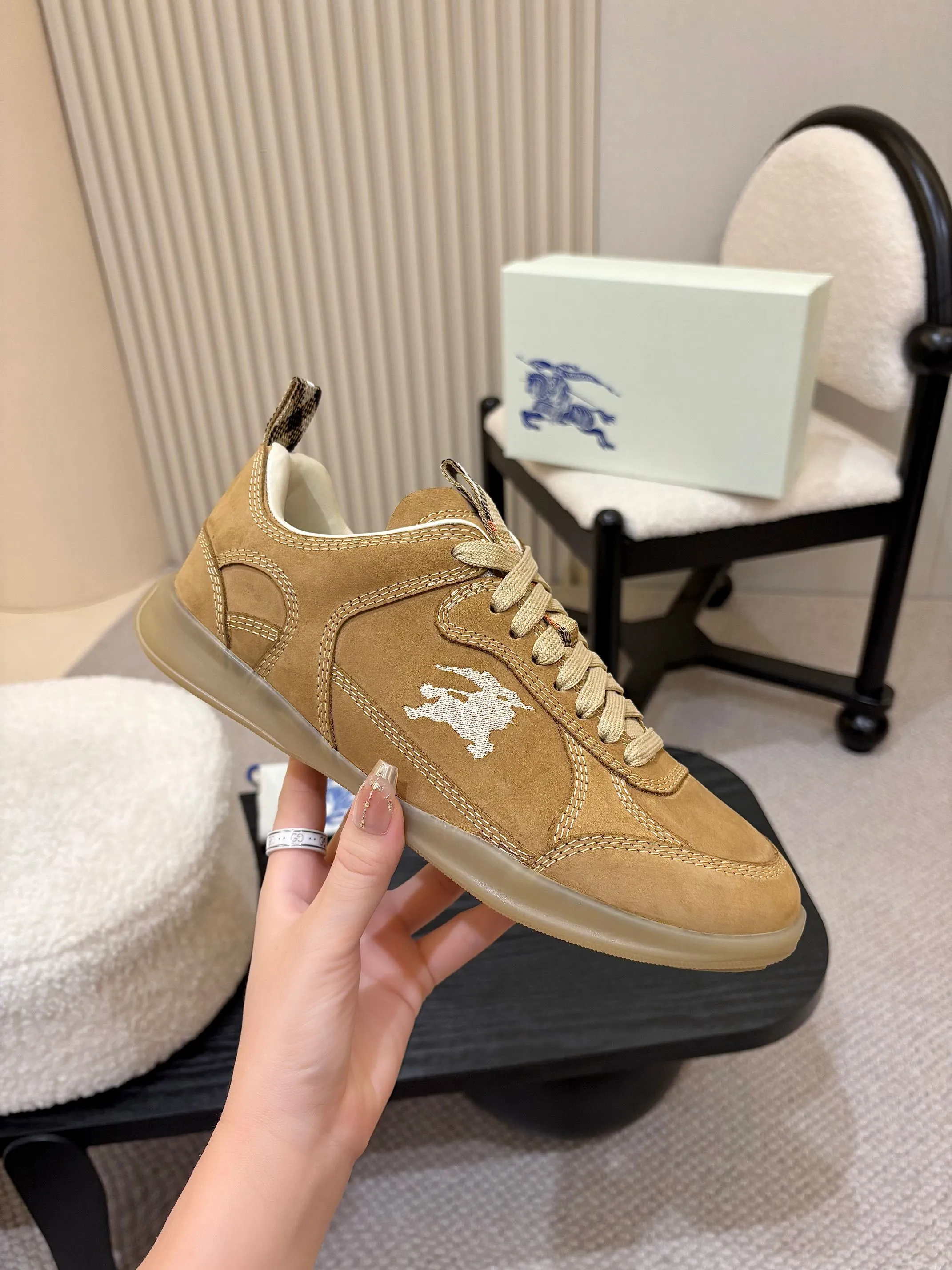Men's shoes 💰640 Burberry's popular casual sneakers, debuted at the brand's 2025 summer fashion show. Made of refined Italian leather with tonal topstitching details, it's inspired by sporty design. Paired with lightweight soles and Burberry checkered shoe tabs, embellished with embroidery of the brand's Equestrian Knight logo (EKD) ✅Fabric: frosted/grained cowhide ✅Lining: sheepskin ✅Outsole: ultra-light rubber sole ✅Color: black/white/apricot available ✅Size: Men's 39-46 (45, 46 customized)
